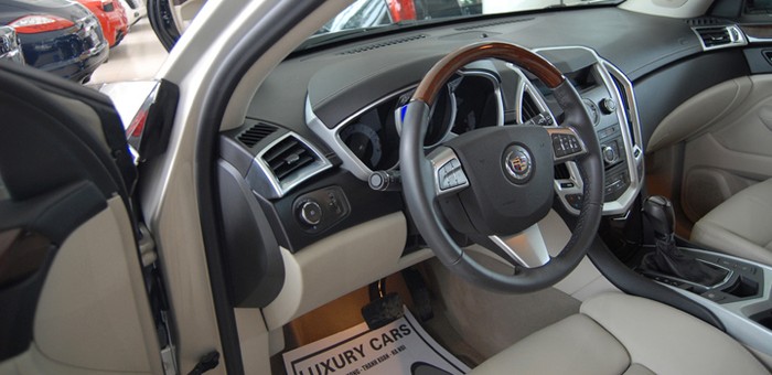 Bên cạnh ngoại hình đầy nam tính, nội thất của SRX toát lên sức mạnh của xe và được mượn lại từ dòng CTS: màn hình định vị cảm ứng và hệ thống audi, cùng kiểu bọc da may đo và kiểu trang trí kết hợp giữa gỗ và kim loại.